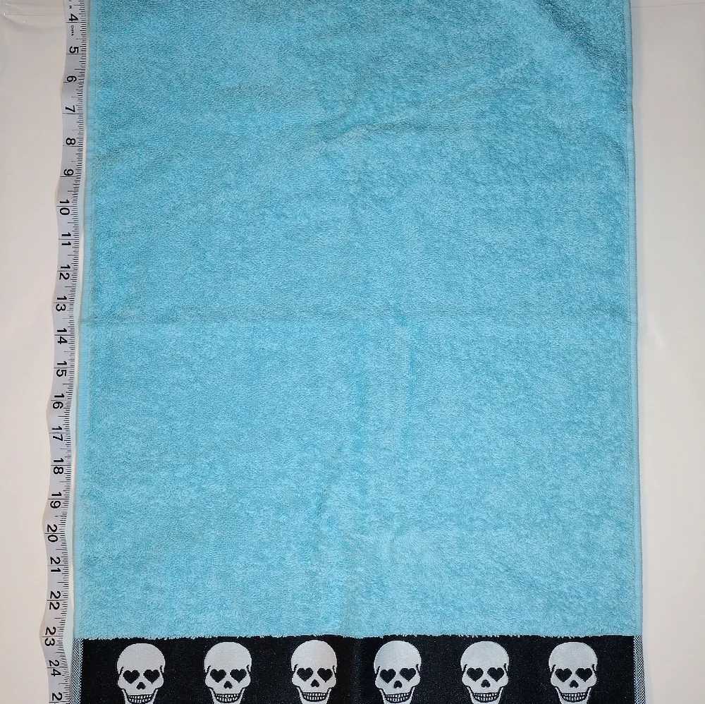 NEW Betsy Johnson Totally Skull Towels NWT Edgy Spooky Halloween HTF